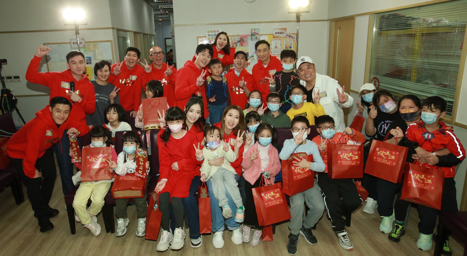 劇集《狀王之王》演員新春送暖庭恩兒童中心
